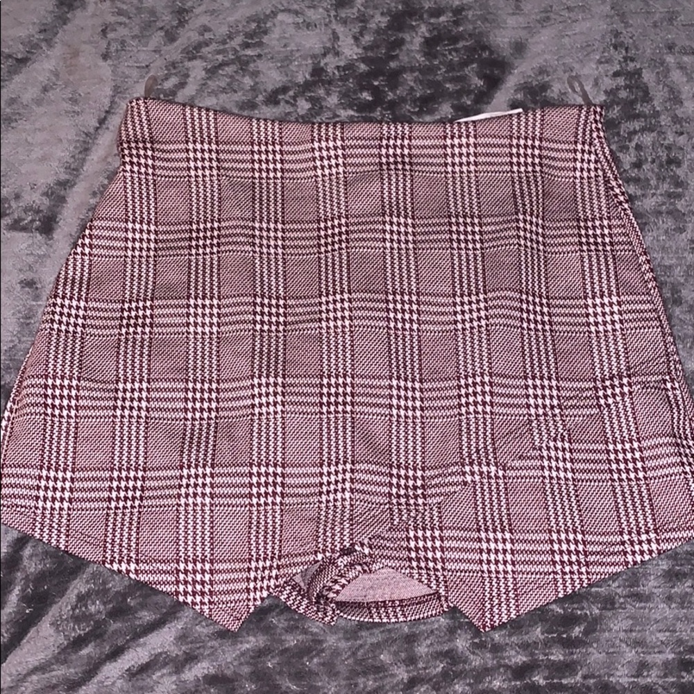 (NWOT) Burgundy Houndstooth Skort